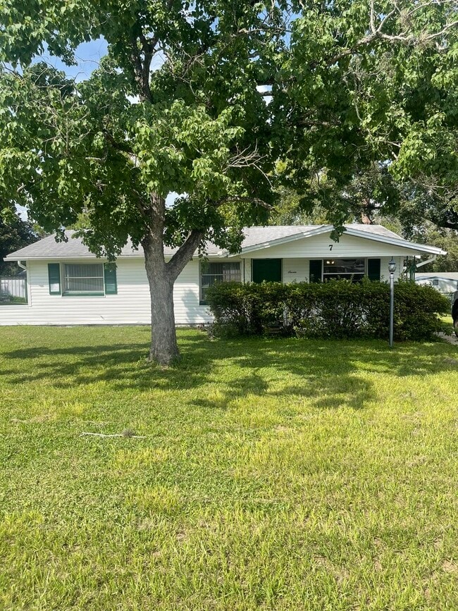 Building Photo - 7 Donna St