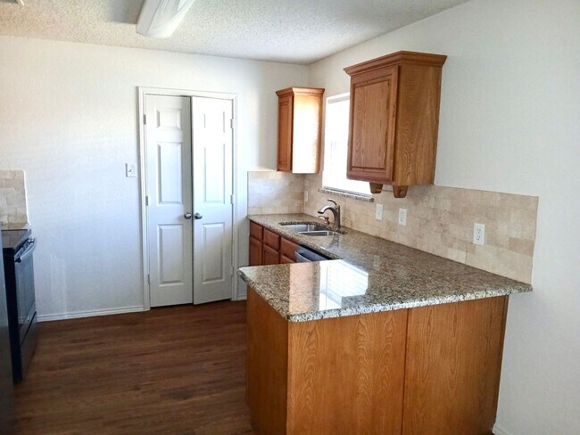 Building Photo - 3 bedroom single-family in Burleson ISD