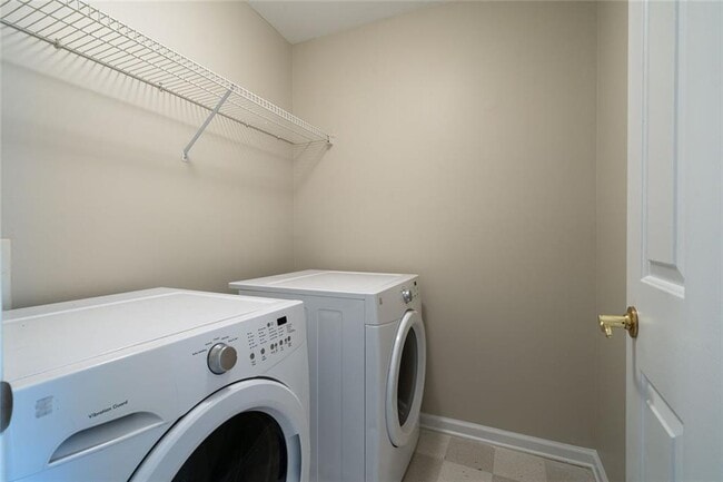 Building Photo - 174 Ennisbrook Dr SE