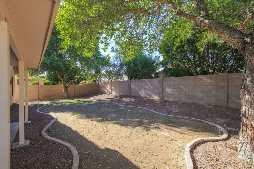 Building Photo - 8818 W Salter Dr