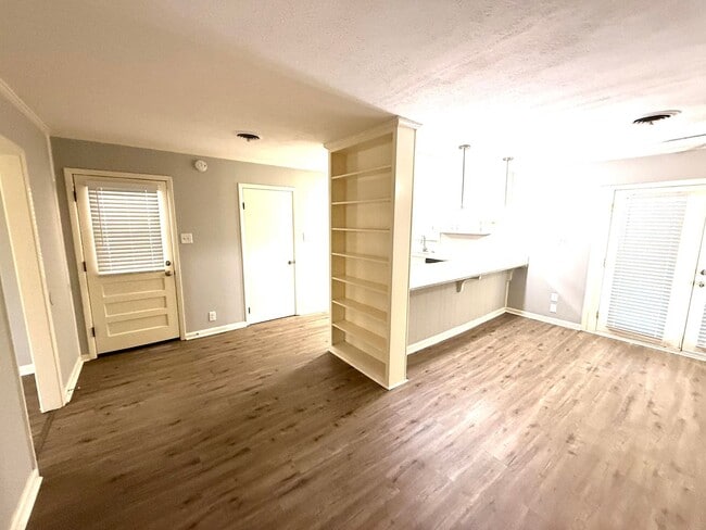 Building Photo - ** 4 Bed 2 Bath located close to Jefferson Davis High ** Call 334-366-9198 for a self showing