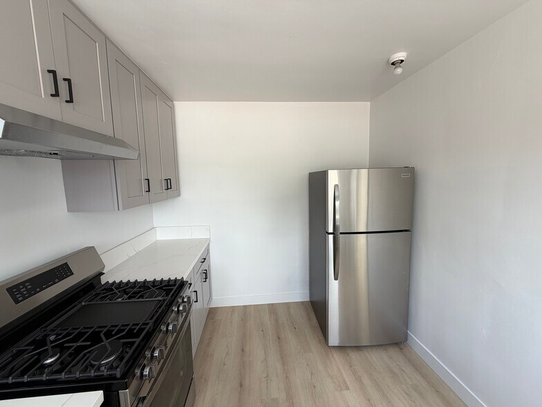 Building Photo - 478 S San Vicente Blvd