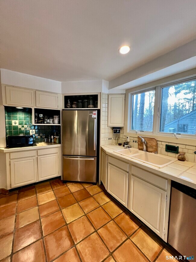 Building Photo - 290 Cliffside Dr