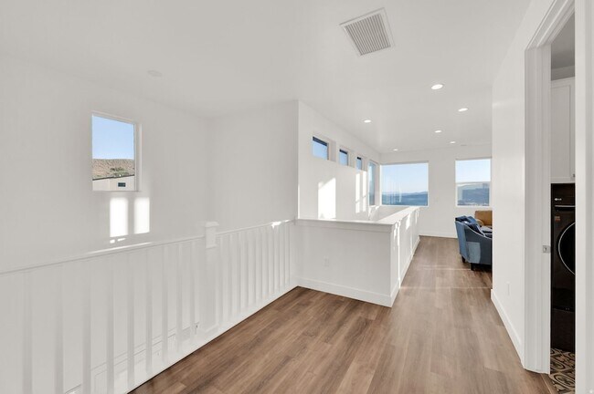 Building Photo - 1722 Oakridge Cir