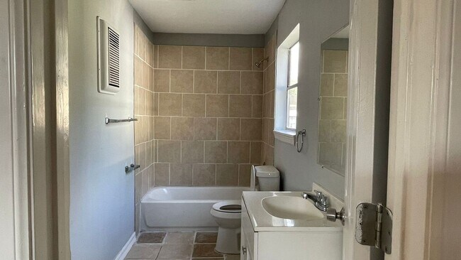 Building Photo - 3-bedroom, 2-bathroom house