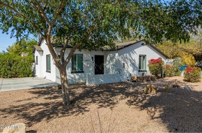 Building Photo - 1802 E Cypress St
