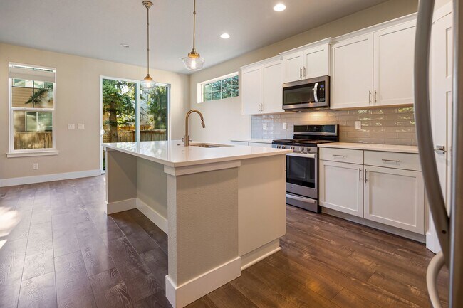 Building Photo - Stunning 3BD/3BATH Home in the Heart of Hi...