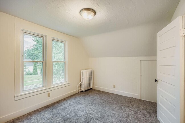 Building Photo - 595 Hawthorne Ave E