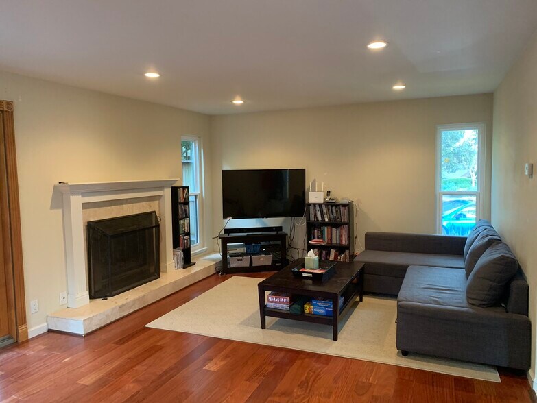 Building Photo - 2 Sheldrake Ct