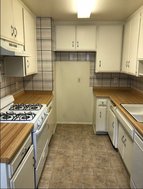 Building Photo - 10926 Huston St