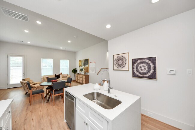 Building Photo - 1053 Glenn Ave