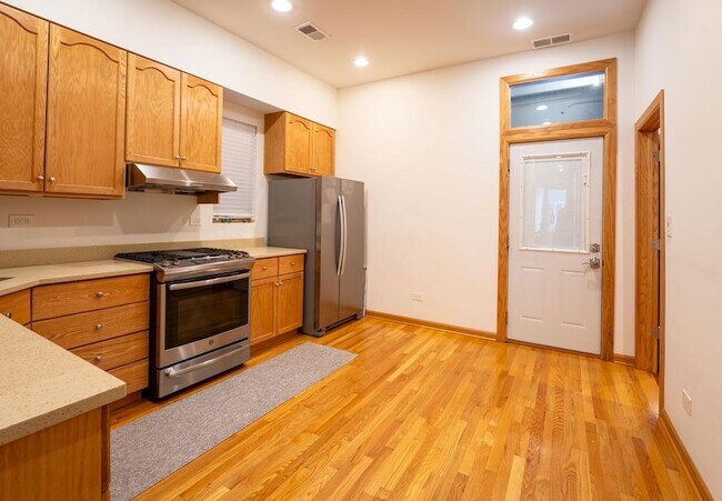Building Photo - 3324 N Hoyne Ave