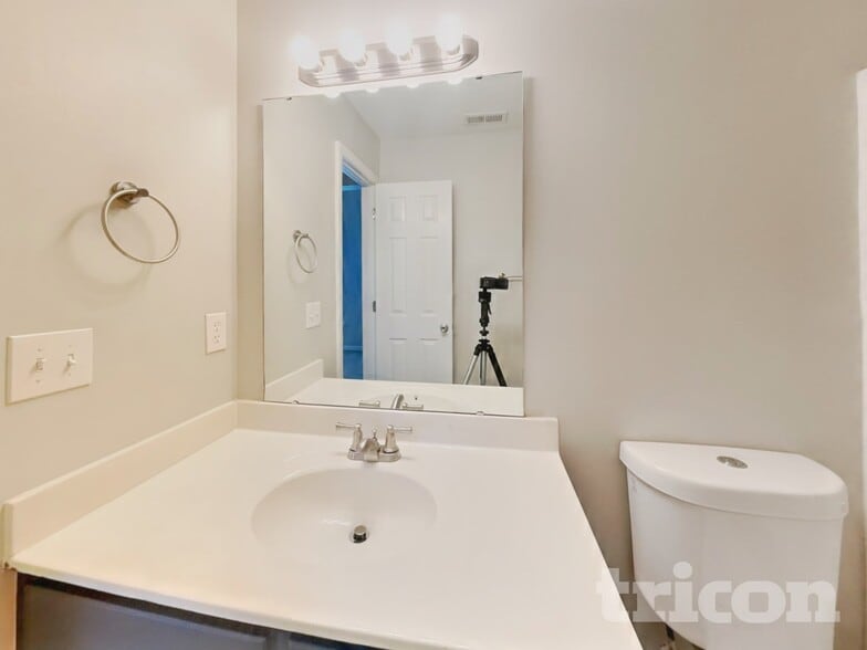 Building Photo - 851 Red Oak Tree Dr