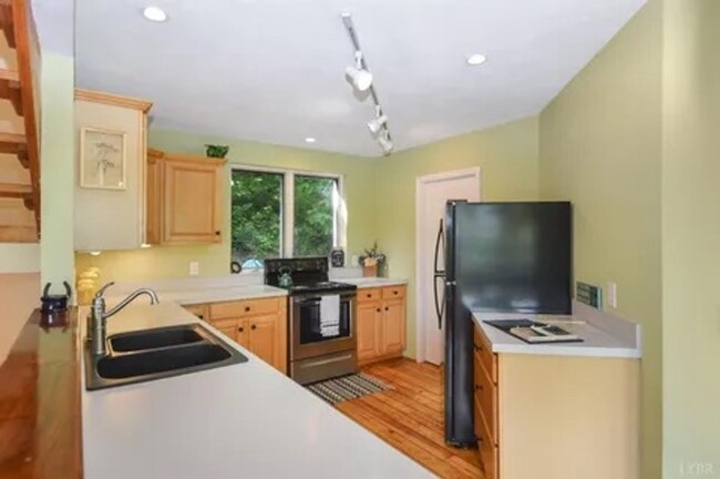 Building Photo - Live the Hobby Farm Dream in Shawsville, VA!