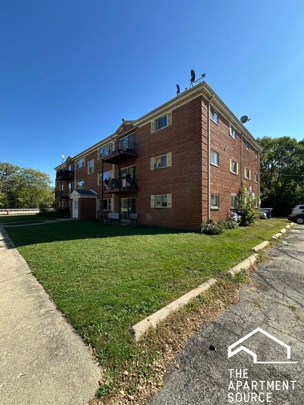 Building Photo - 1004 S River Rd