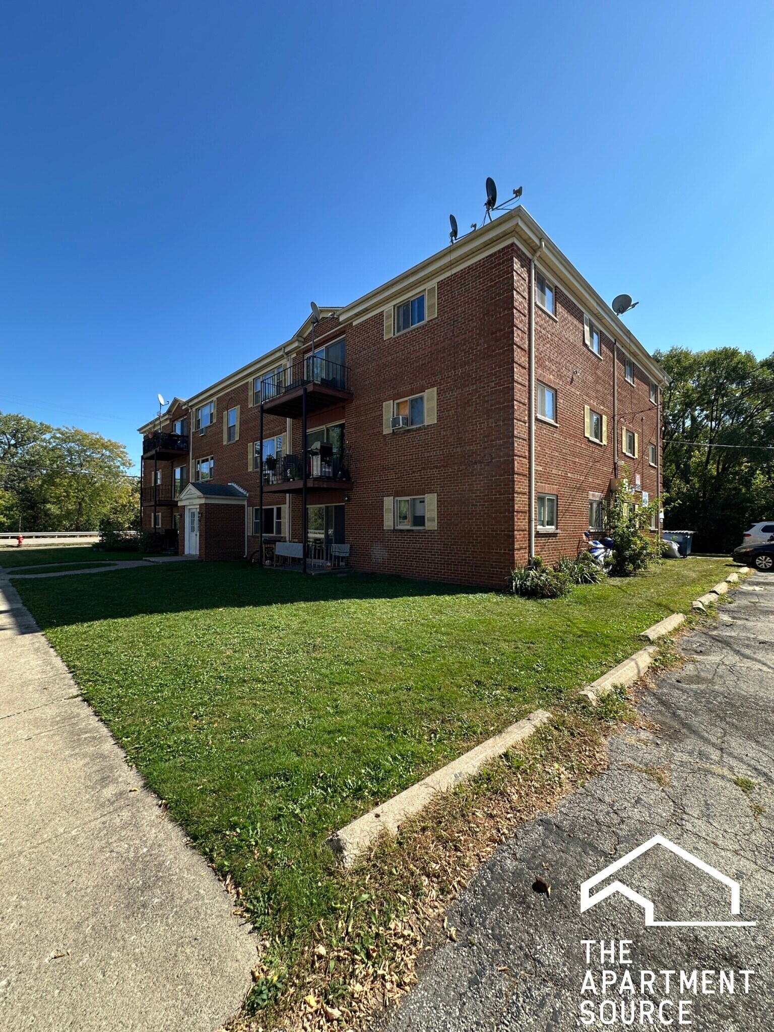 Building Photo - 1026 S River Rd