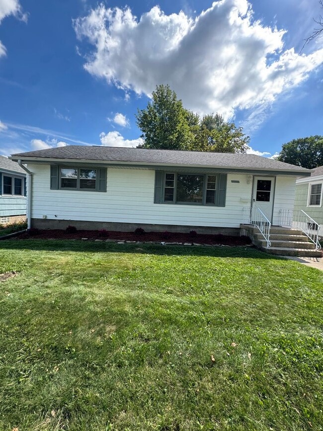 Primary Photo - 3 bedroom, 2 bathrooms, 2 car garage-Ranch...