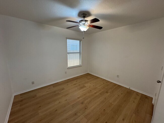 Building Photo - FREE RENT WITH QUICK MOVE IN UP TO NOVEMBE...