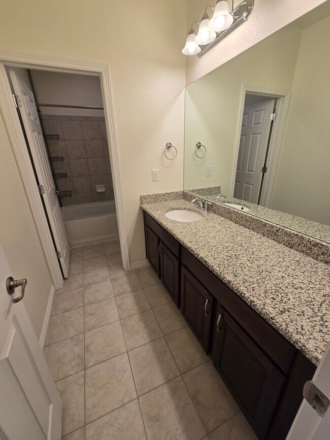 Building Photo - Spacious 4 Bedroom Single Family Home