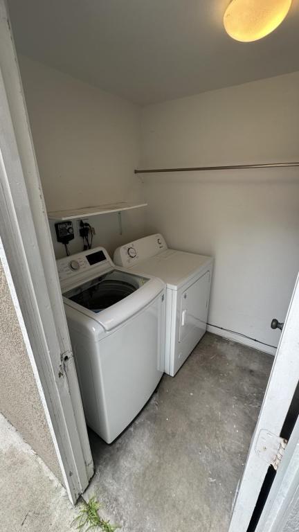 Building Photo - 2424 Santa Ana Ave