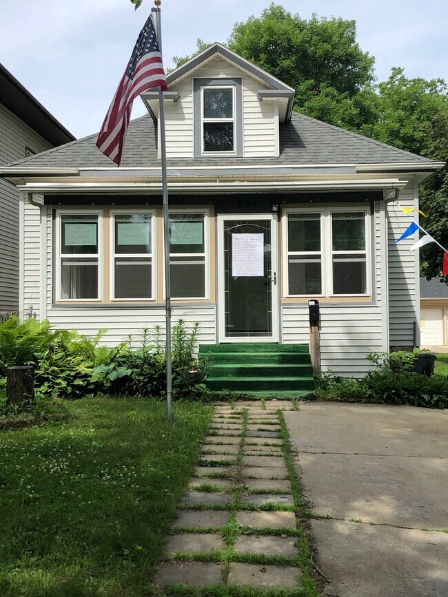 Building Photo - Charming 3 bedroom house close to McKennan and Downtown!