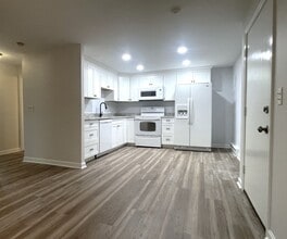 Building Photo - Recently updated 2 bedroom condo in charmi...