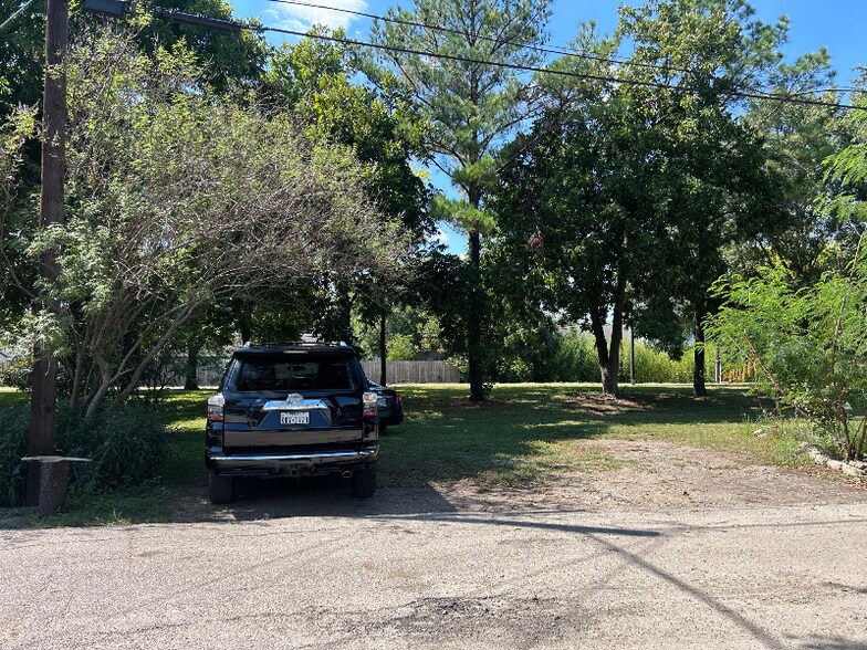 Building Photo - 904 E Hedrick St