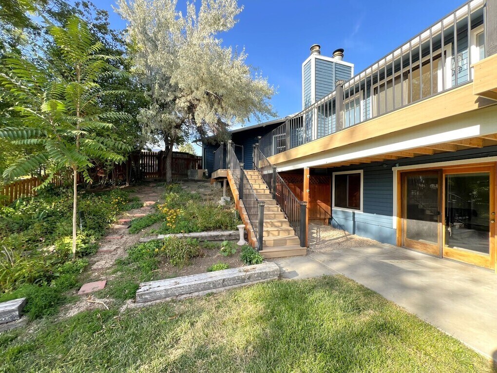 Building Photo - 2909 N Hillway Dr