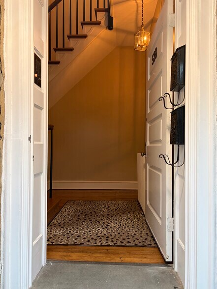 ground floor entrance - 7709 Cherokee St