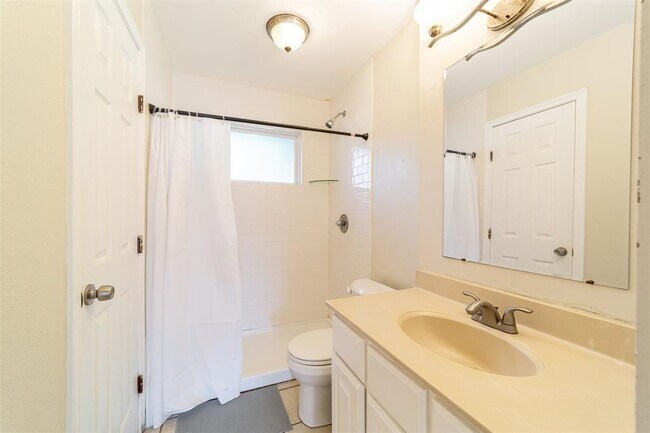 Building Photo - 1738 Rutland Dr