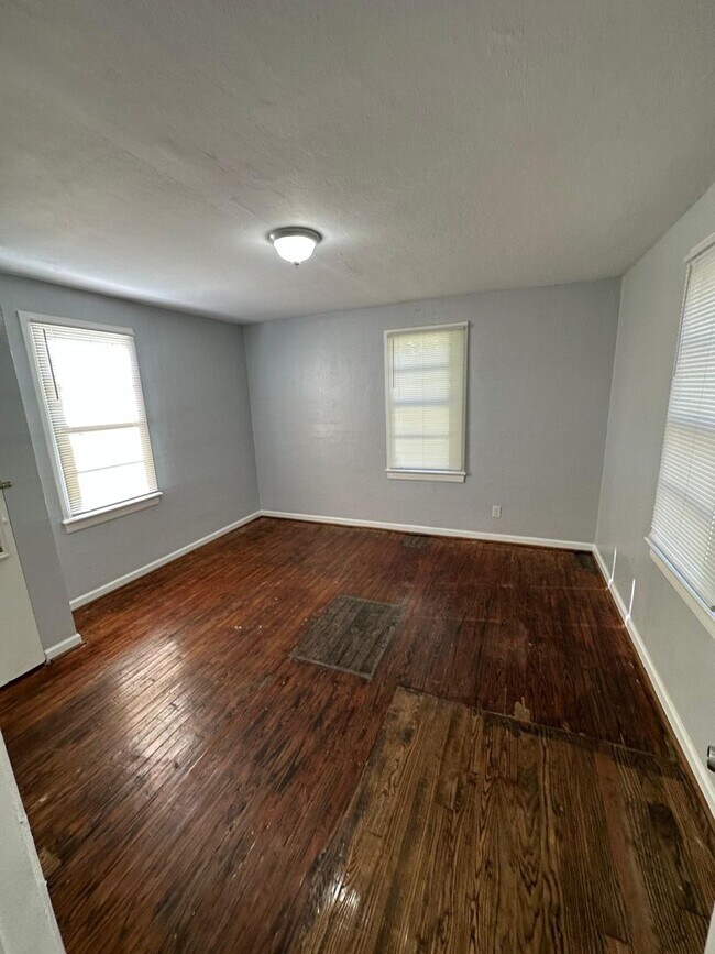 Building Photo - Fully Renovated 3/2 Available for Immediat...
