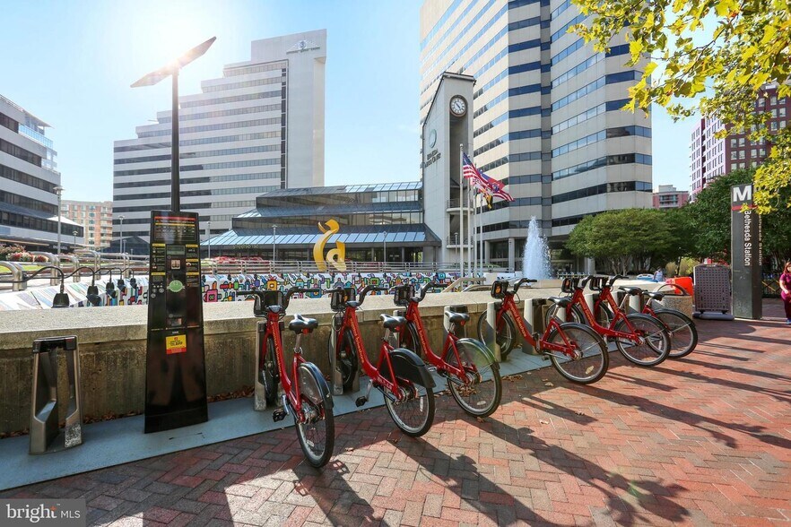 Building Photo - 4535 Avondale St