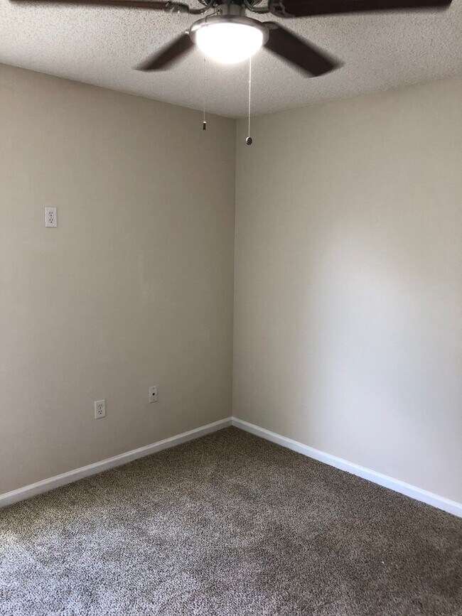 Building Photo - Large 5 Bedroom, 3 Bathroom Single Family ...