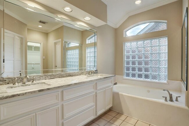 Building Photo - 316 Parkwood Village Dr