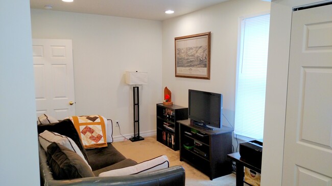 Building Photo - Beautifully Remodeled Two Bed Two Bath Hou...