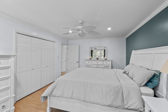Building Photo - 327 Plantation Dr