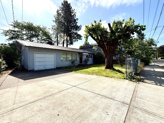 Building Photo - Updated 3 Bedroom House in Powellhurst-Gil...