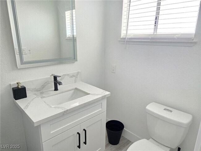 Building Photo - 1405 Termas
