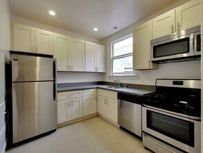 Building Photo - RENOVATED, Top Floor. PARKING Available. L...