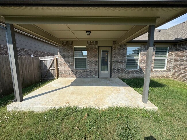 Building Photo - 4 bed, 2 bath, 3 car garage!