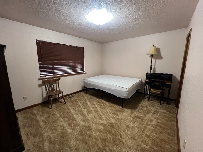 Building Photo - Furnished Month to month 2 Bedroom Home