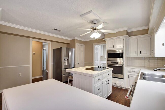 Building Photo - 75 Wood Hollow Dr