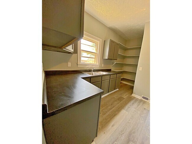 Building Photo - Little Bohemia 4 bedroom home
