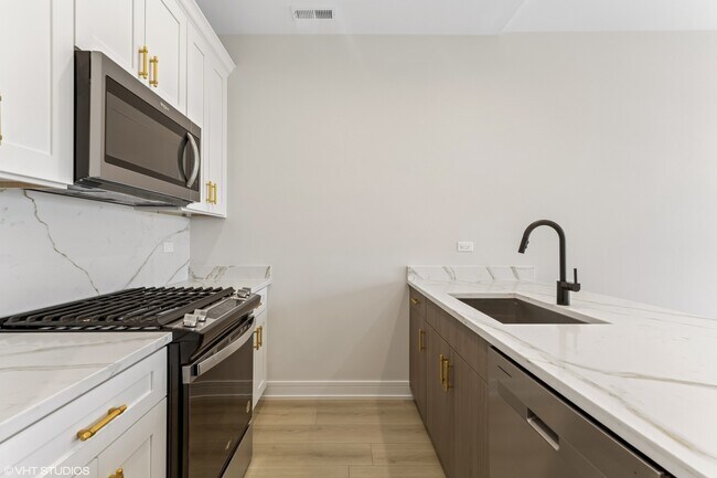 Building Photo - 5000 S Prairie Ave
