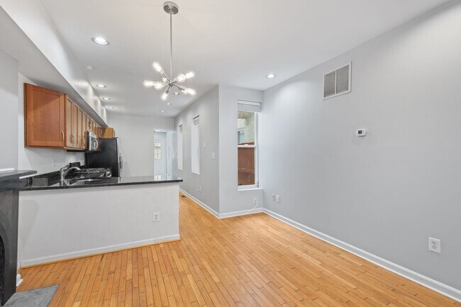 Building Photo - Beautiful 3 bedroom 3 bathroom townhouse in Federal Hill