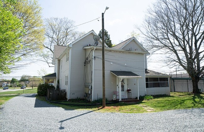 Building Photo - 1/2 Mo Off Special - Historic area - China Grove- 1 bed,1bath Unit