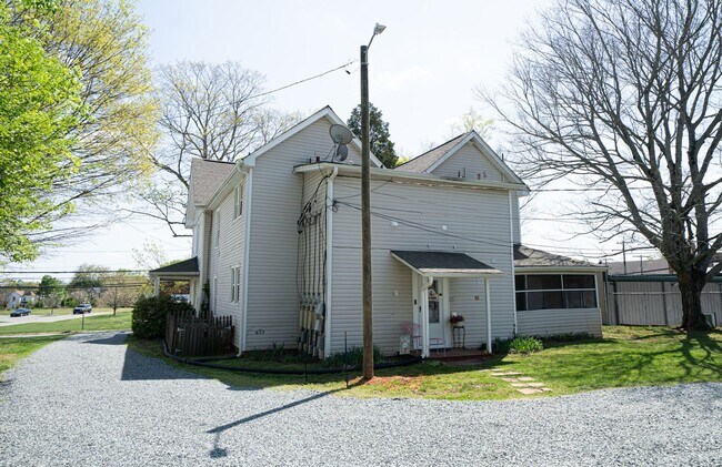 Building Photo - $250 Mo Off Special - Historic area - China Grove- 1 bed,1bath Unit