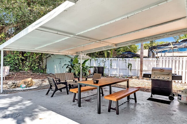 Building Photo - 1568 NE 35th St