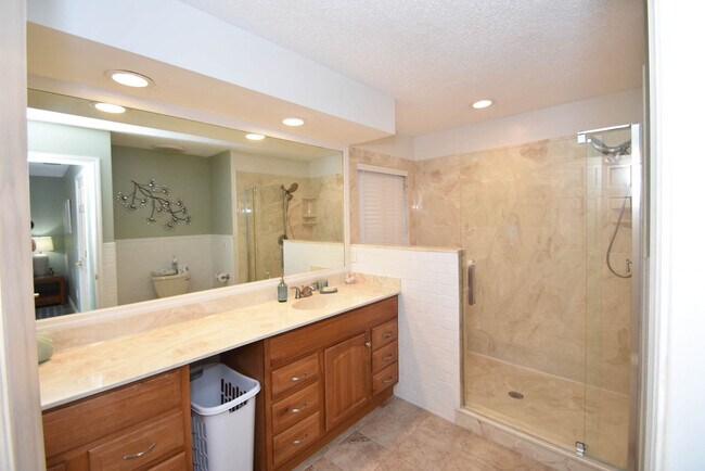 Building Photo - 3 Cherokee Ct W