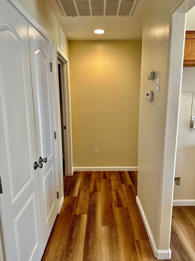 Building Photo - Northwest Dream Home!!!! 3+2 Granite Counters, Hardwood Floors, 3 Car Garage, RV Parking, and New...